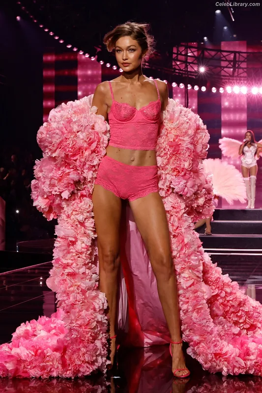 Gigi Hadid photo 12 of 763