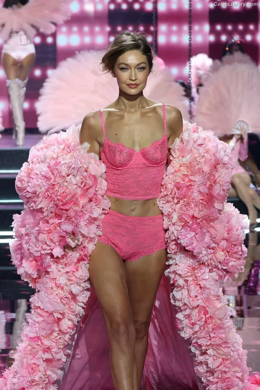Gigi Hadid photo 23 of 763