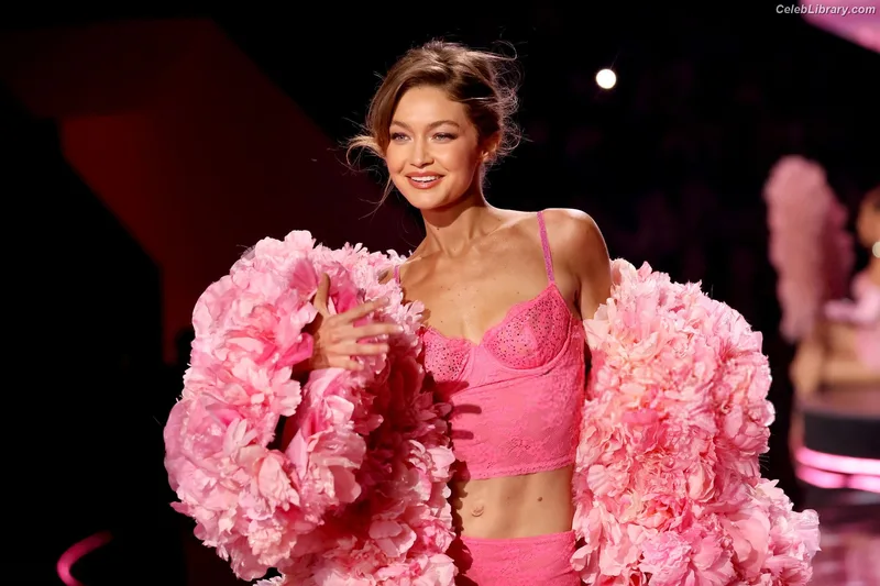 Gigi Hadid photo 1 of 763
