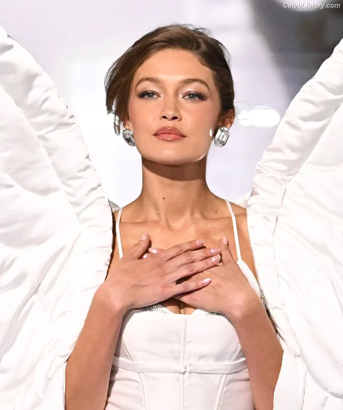 Gigi Hadid photo 10 of 763