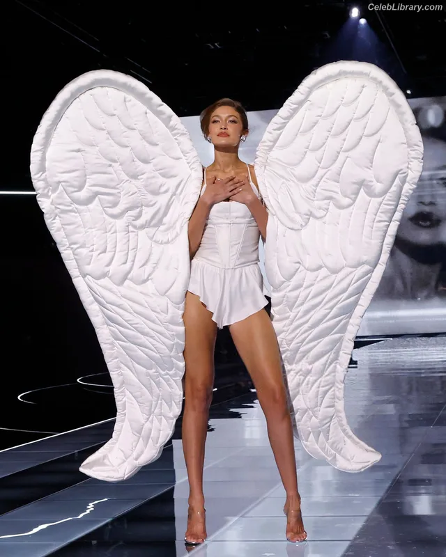 Gigi Hadid photo 2 of 763