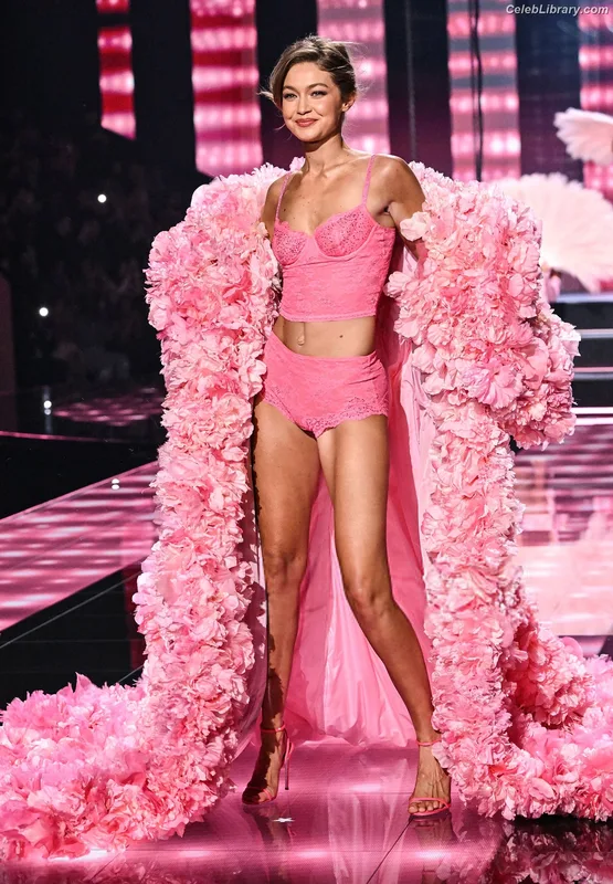 Gigi Hadid photo 7 of 763