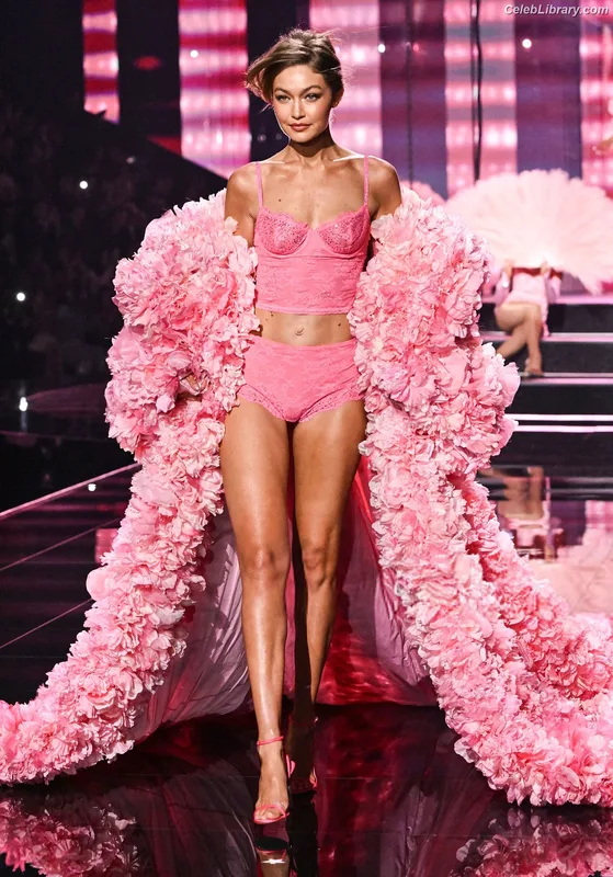 Gigi Hadid photo 8 of 763