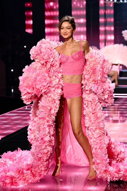 Gigi Hadid photo 15 of 763