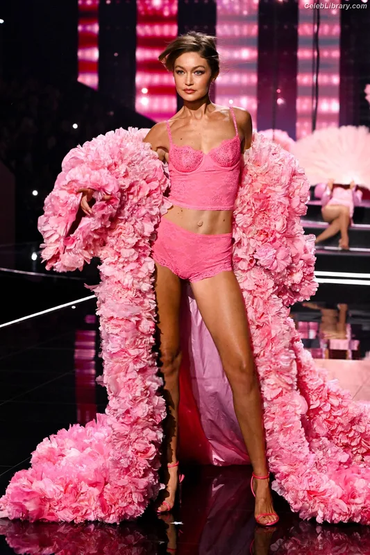 Gigi Hadid photo 16 of 763