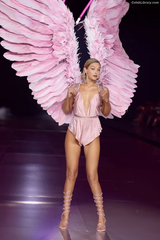 Gigi Hadid photo 8 of 763