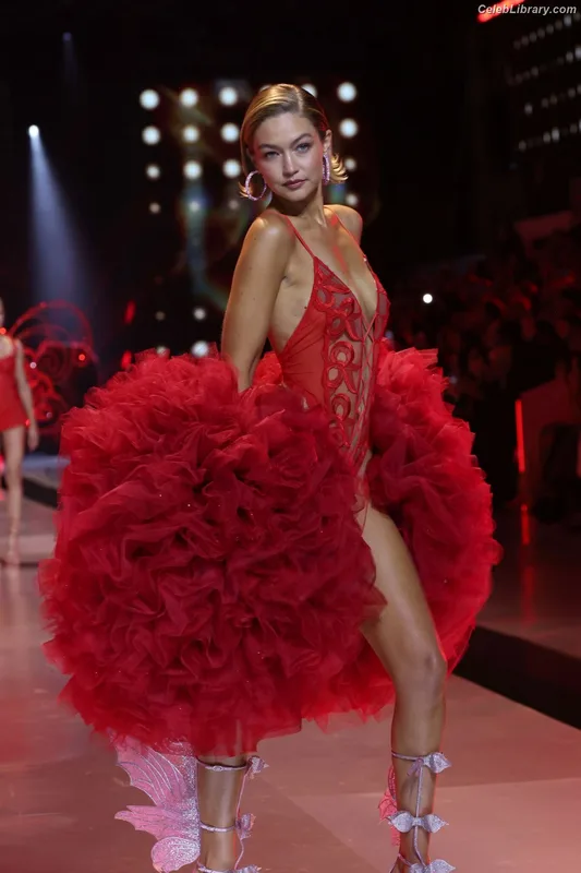 Gigi Hadid photo 15 of 763