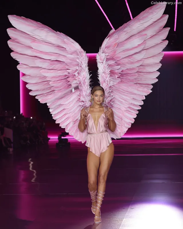 Gigi Hadid photo 19 of 763