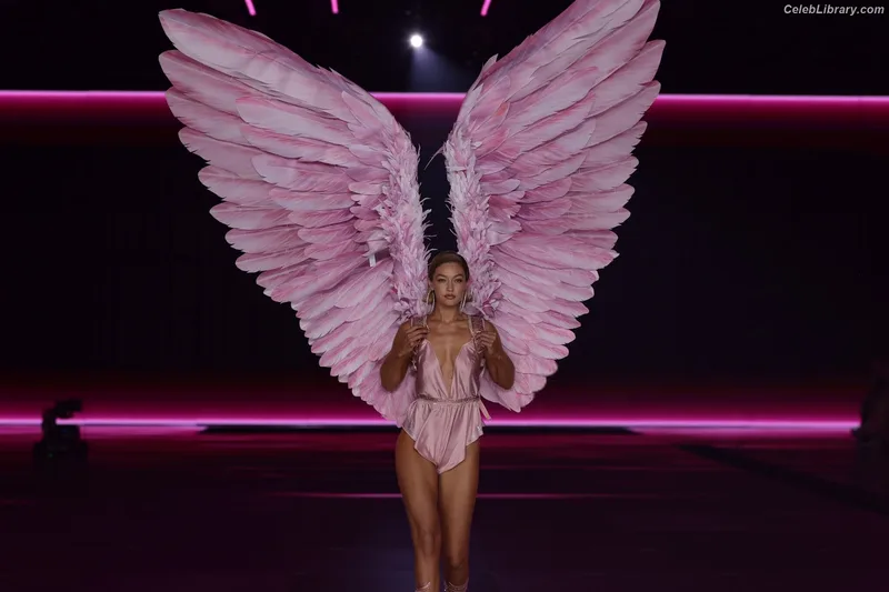 Gigi Hadid photo 21 of 763