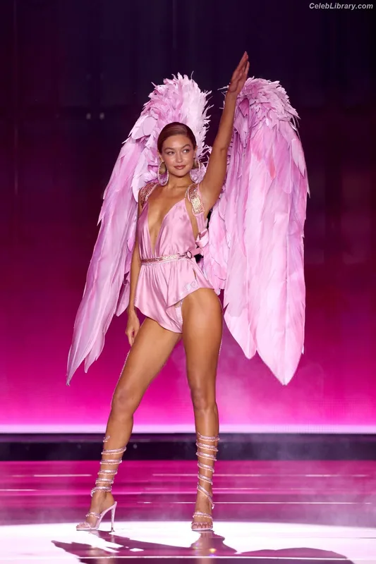 Gigi Hadid photo 3 of 763