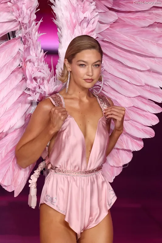 Gigi Hadid photo 6 of 763