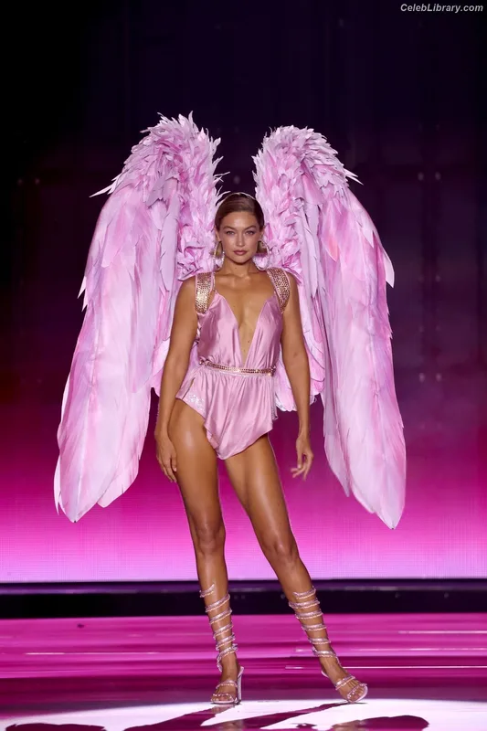 Gigi Hadid photo 7 of 763