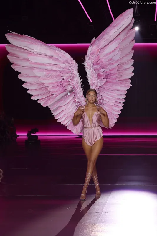 Gigi Hadid photo 8 of 763