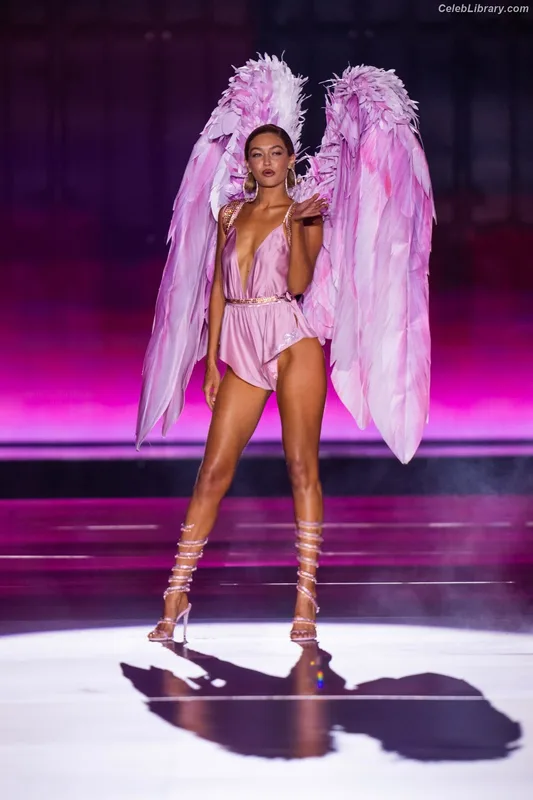 Gigi Hadid photo 9 of 763