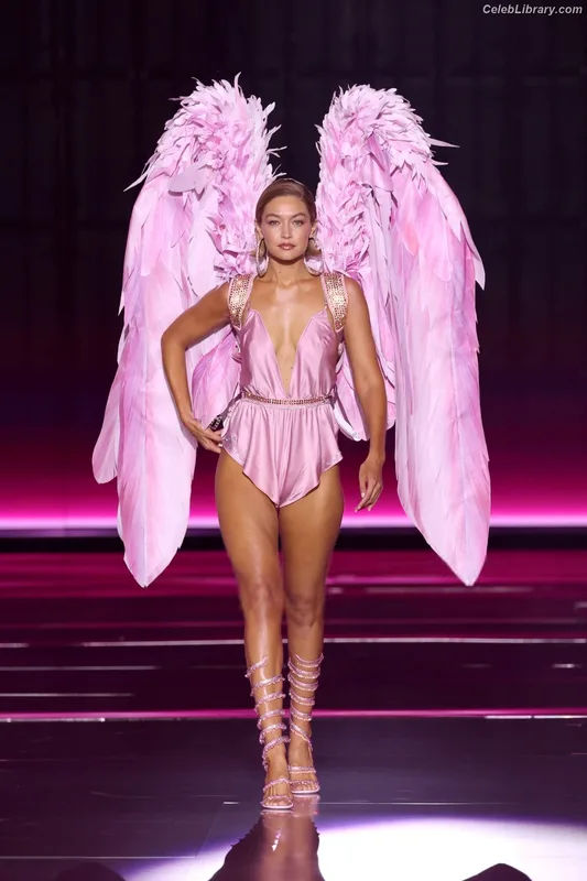 Gigi Hadid photo 12 of 763