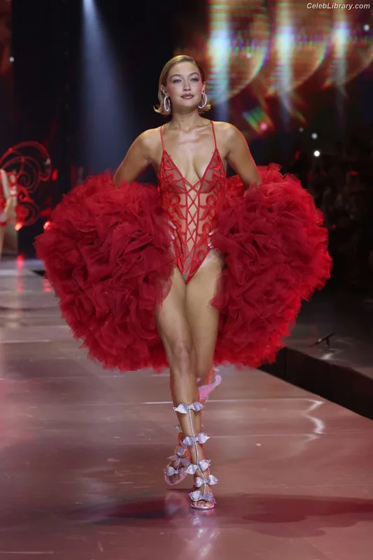 Gigi Hadid photo 13 of 763
