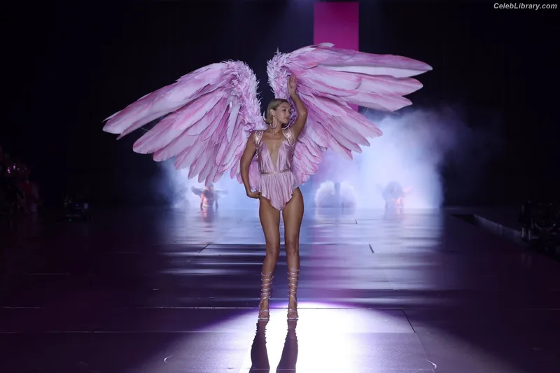 Gigi Hadid photo 23 of 763