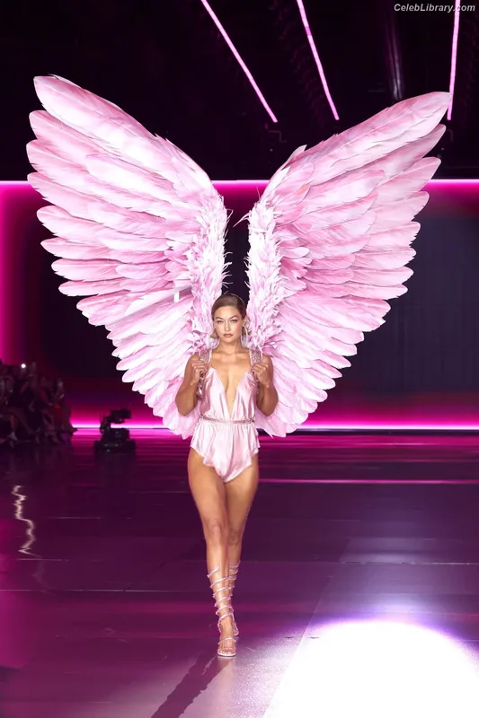 Gigi Hadid photo 2 of 763