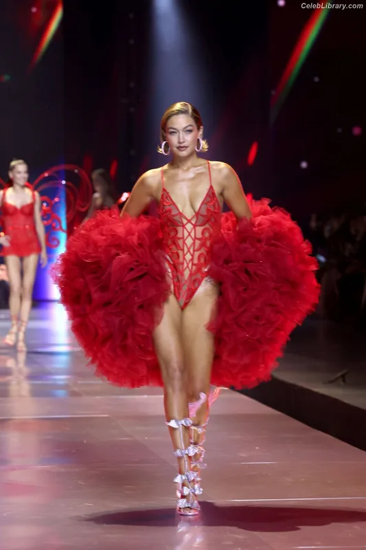 Gigi Hadid photo 9 of 763