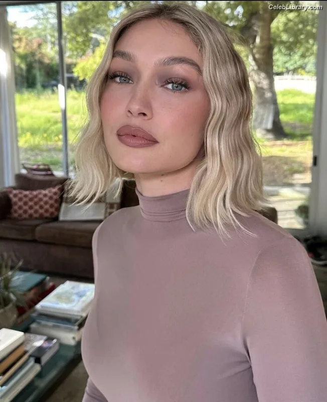 Gigi Hadid photo 12 of 763