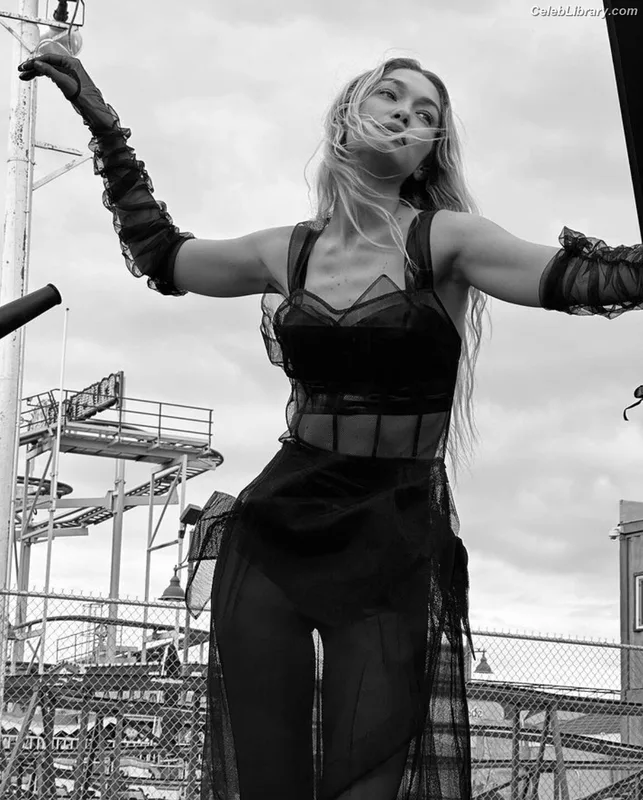 Gigi Hadid photo 9 of 763