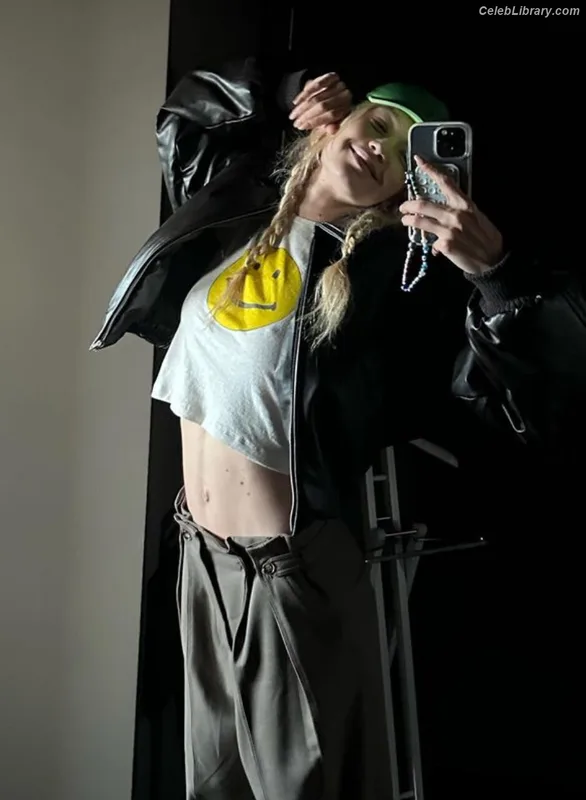 Gigi Hadid photo 12 of 763