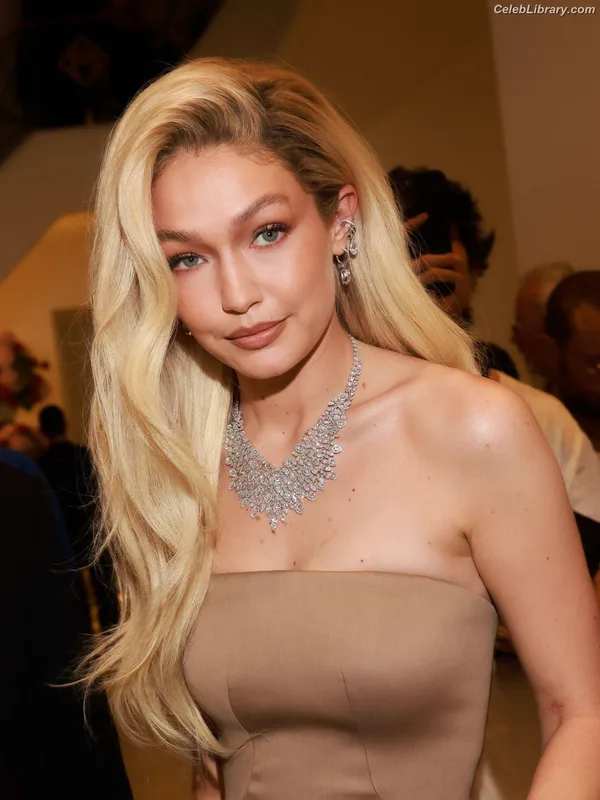 Gigi Hadid photo 2 of 763