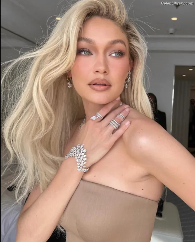 Gigi Hadid photo 3 of 763