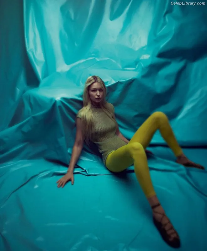 Gigi Hadid photo 2 of 763