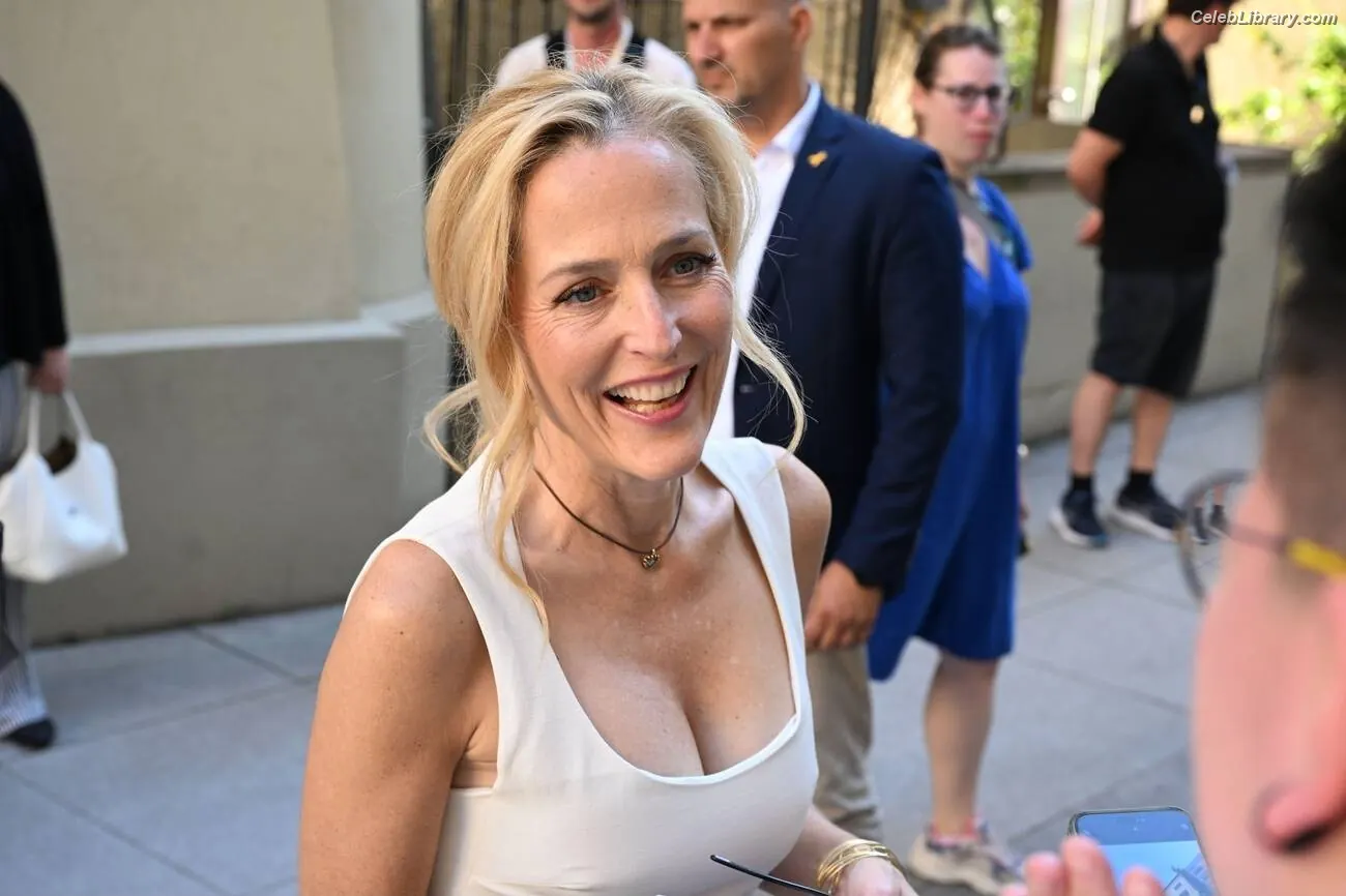 Gillian Anderson photo 8 of 501