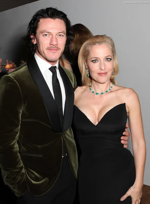 Gillian Anderson photo 9 of 503