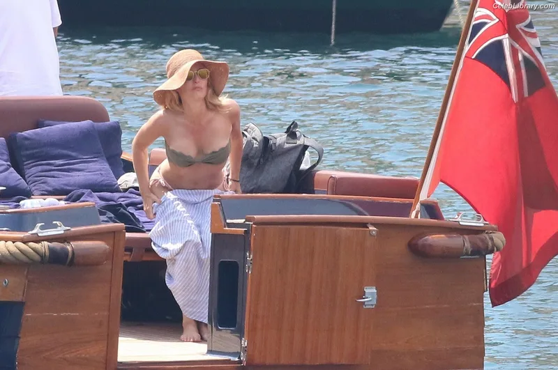 Gillian Anderson photo 3 of 503