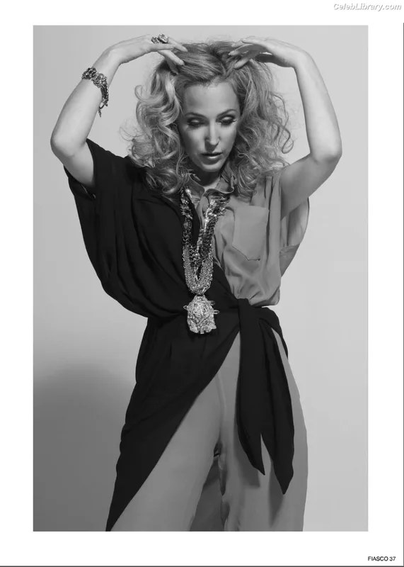 Gillian Anderson photo 13 of 503