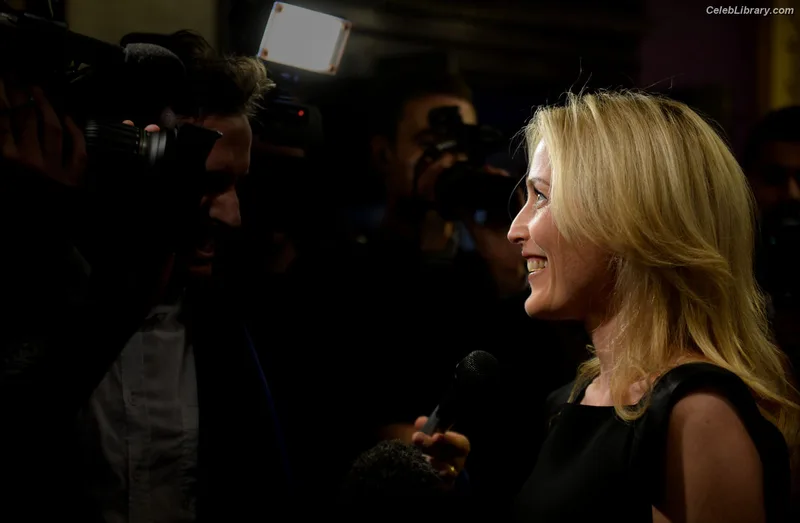 Gillian Anderson photo 7 of 503