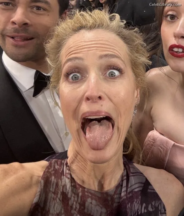 Gillian Anderson photo 24 of 503
