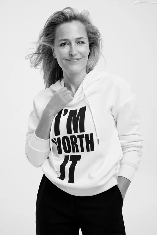 Gillian Anderson photo 1 of 503
