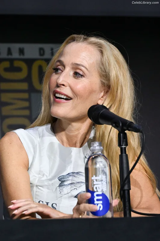 Gillian Anderson photo 5 of 503