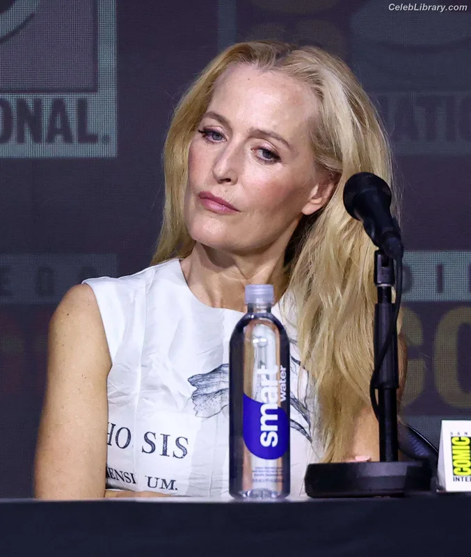 Gillian Anderson photo 8 of 503