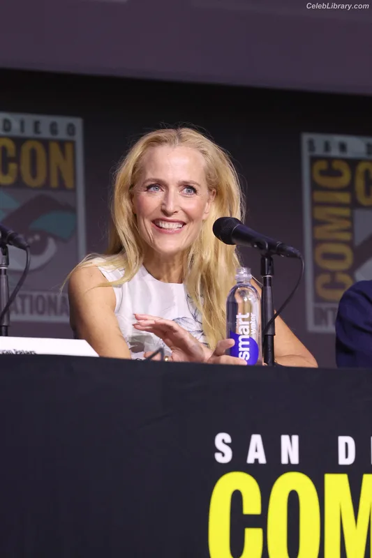 Gillian Anderson photo 12 of 503