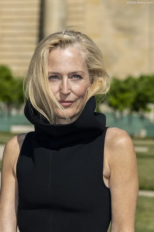 Gillian Anderson photo 20 of 503