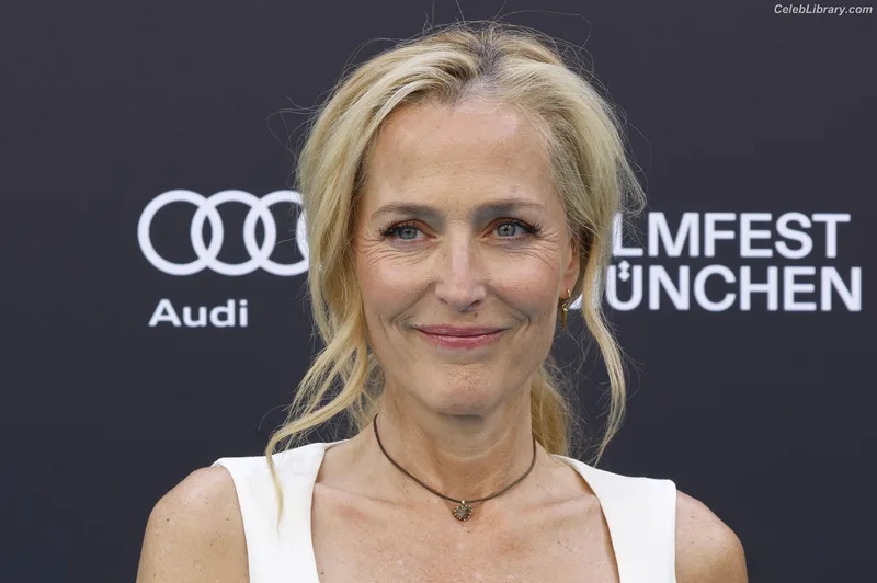 Gillian Anderson photo 7 of 503