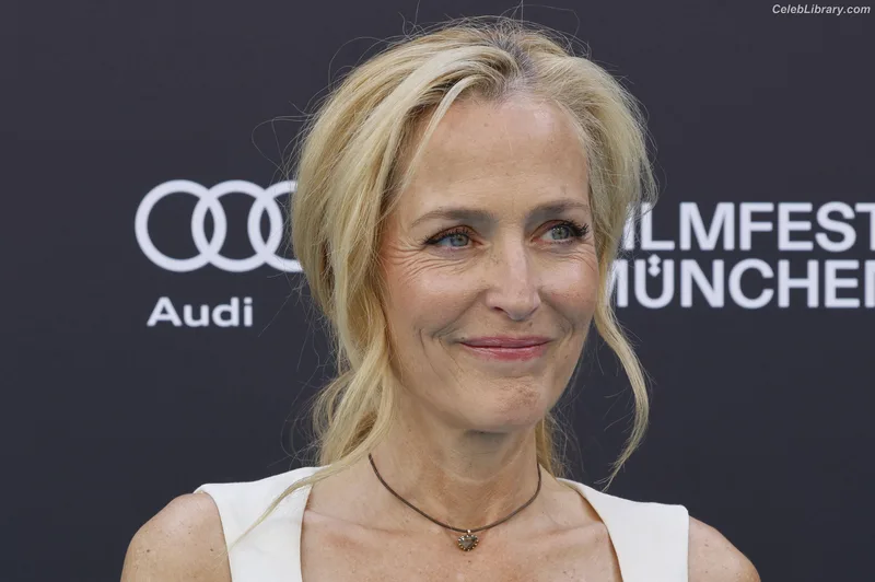 Gillian Anderson photo 8 of 503