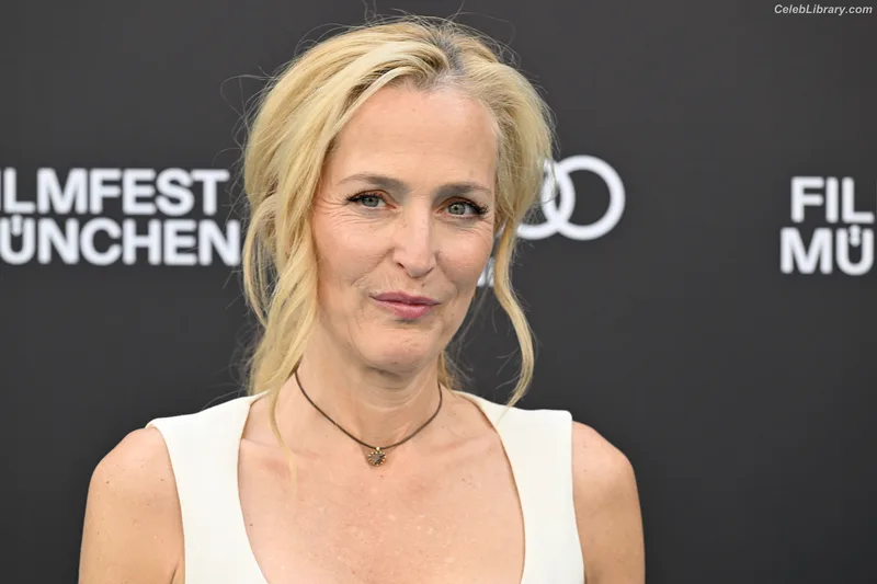 Gillian Anderson photo 9 of 503