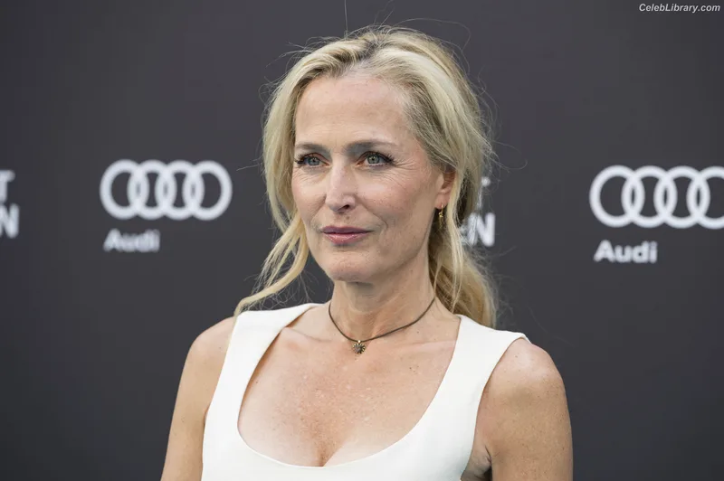 Gillian Anderson photo 10 of 503