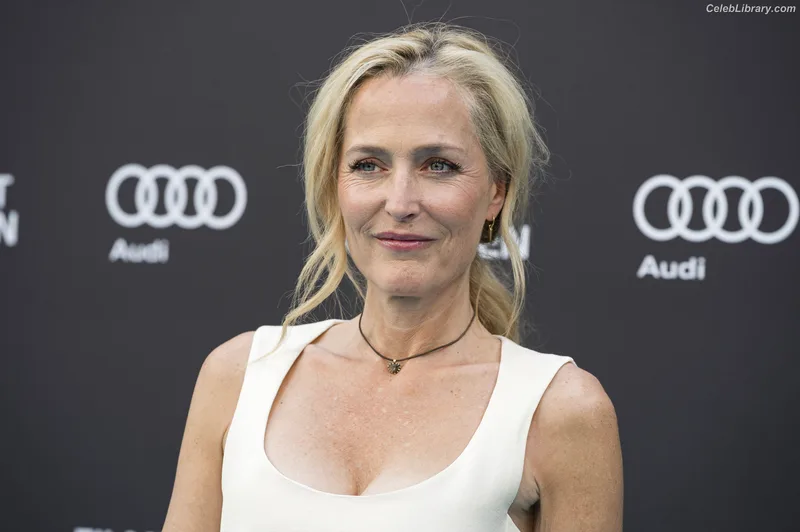 Gillian Anderson photo 12 of 503