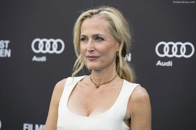 Gillian Anderson photo 13 of 503