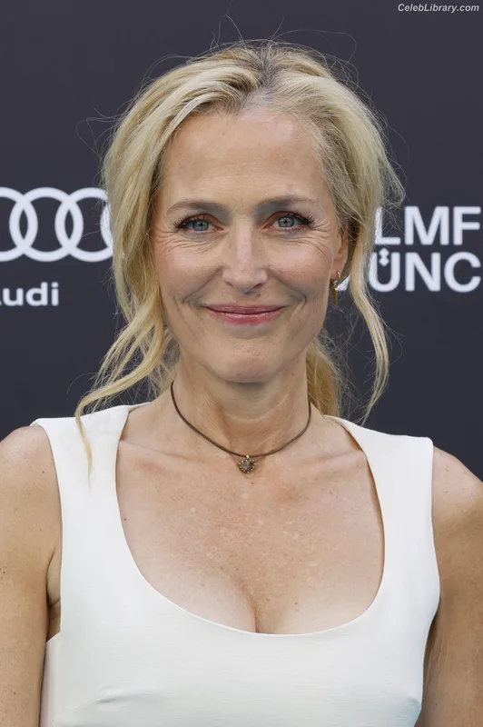 Gillian Anderson photo 15 of 503