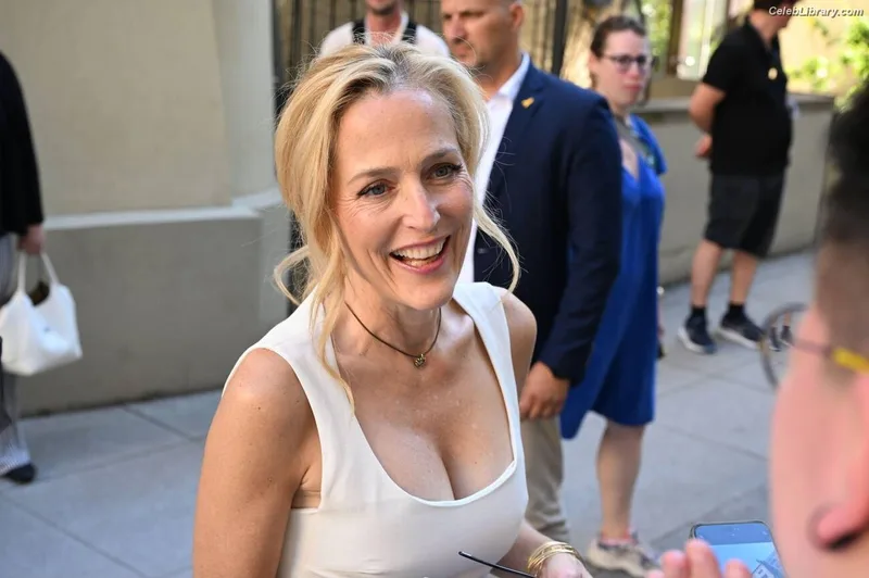 Gillian Anderson photo 9 of 503