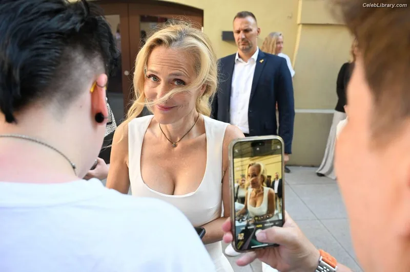 Gillian Anderson photo 10 of 503