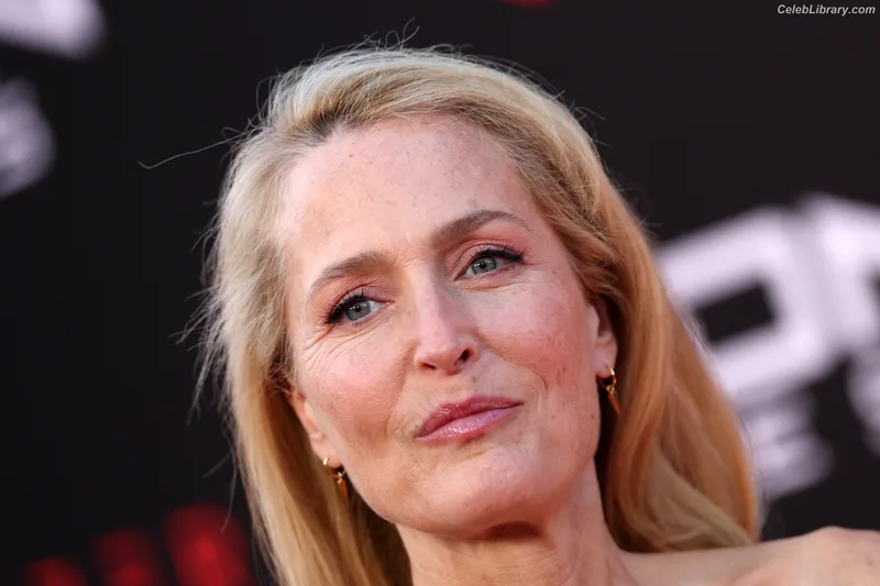 Gillian Anderson photo 11 of 503